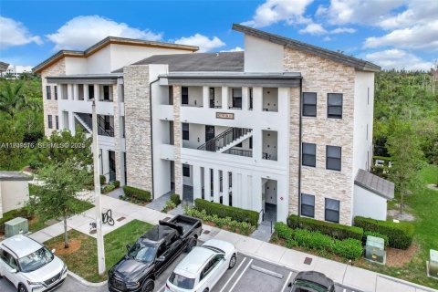 Condo in Doral, Florida, 2 bedrooms  № 1990136 - photo 5