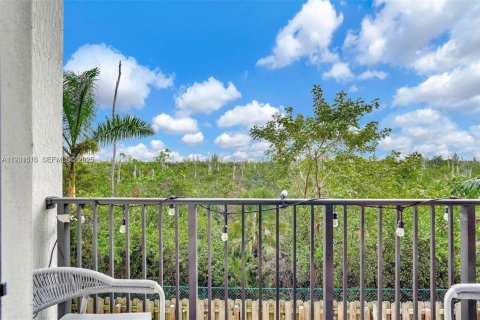 Condo in Doral, Florida, 2 bedrooms  № 1990136 - photo 19