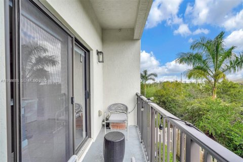 Condo in Doral, Florida, 2 bedrooms  № 1990136 - photo 22