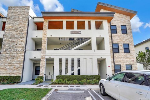 Condo in Doral, Florida, 2 bedrooms  № 1990136 - photo 3