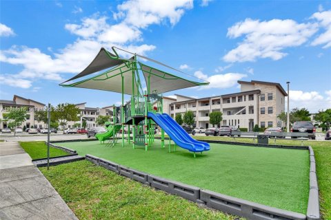 Condo in Doral, Florida, 2 bedrooms  № 1990136 - photo 7