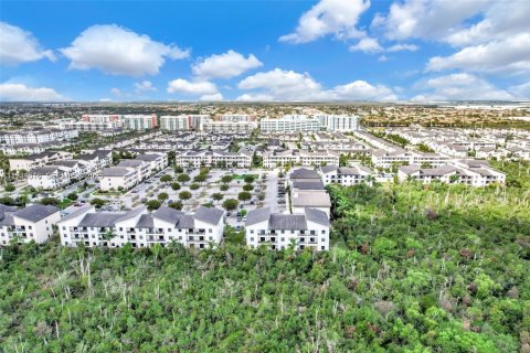 Condo in Doral, Florida, 2 bedrooms  № 1990136 - photo 8