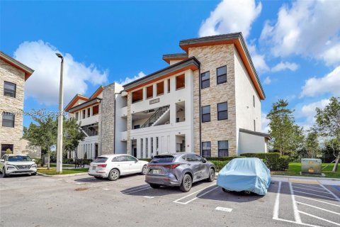 Condo in Doral, Florida, 2 bedrooms  № 1990136 - photo 2