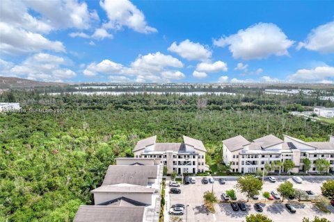 Condo in Doral, Florida, 2 bedrooms  № 1990136 - photo 12