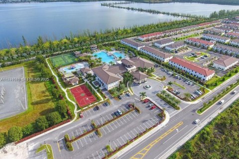 Condo in Doral, Florida, 2 bedrooms  № 1990136 - photo 6