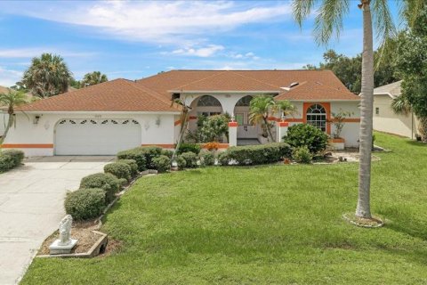House in Punta Gorda, Florida 3 bedrooms, 273.41 sq.m. № 1900749 - photo 1