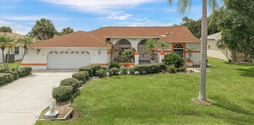 House in Punta Gorda, Florida 3 bedrooms, 273.41 sq.m. № 1900749