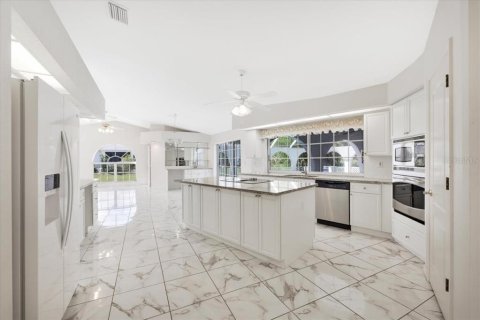 House in Punta Gorda, Florida 3 bedrooms, 273.41 sq.m. № 1900749 - photo 8