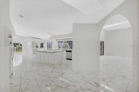 House in Punta Gorda, Florida 3 bedrooms, 273.41 sq.m. № 1900749 - photo 7