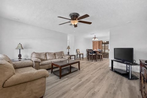 Casa en alquiler en Lady Lake, Florida, 2 dormitorios, 96.62 m2 № 2199959 - foto 3