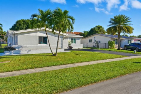 Villa ou maison à vendre à Sunrise, Floride: 3 chambres, 126.35 m2 № 1956313 - photo 2