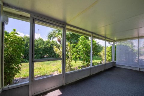 Condo in Seminole, Florida, 2 bedrooms  № 1792291 - photo 17