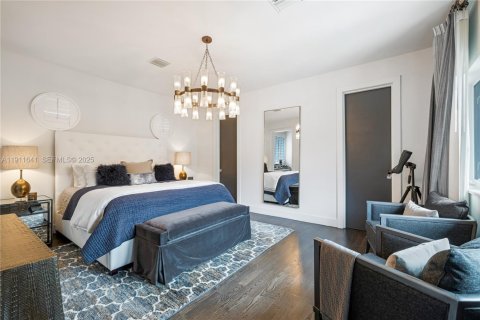 House in Coral Gables, Florida 5 bedrooms, 485.88 sq.m. № 1977428 - photo 23