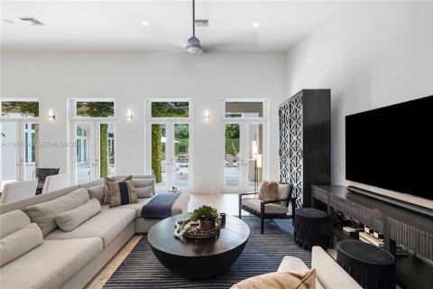 House in Coral Gables, Florida 5 bedrooms, 485.88 sq.m. № 1977428 - photo 11