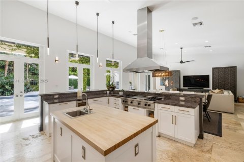 House in Coral Gables, Florida 5 bedrooms, 485.88 sq.m. № 1977428 - photo 20