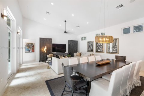 House in Coral Gables, Florida 5 bedrooms, 485.88 sq.m. № 1977428 - photo 17