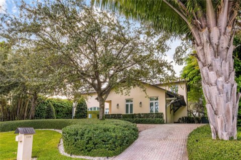 House in Coral Gables, Florida 5 bedrooms, 485.88 sq.m. № 1977428 - photo 4