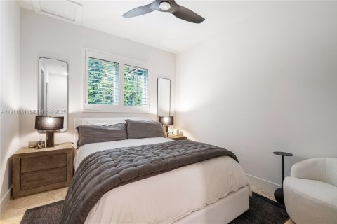 House in Coral Gables, Florida 5 bedrooms, 485.88 sq.m. № 1977428 - photo 28