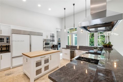 House in Coral Gables, Florida 5 bedrooms, 485.88 sq.m. № 1977428 - photo 18