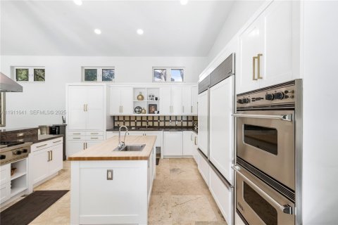 House in Coral Gables, Florida 5 bedrooms, 485.88 sq.m. № 1977428 - photo 21