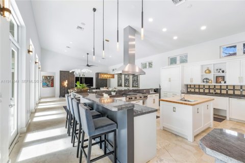 House in Coral Gables, Florida 5 bedrooms, 485.88 sq.m. № 1977428 - photo 22