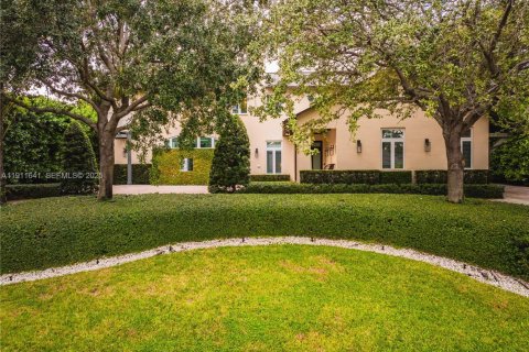 House in Coral Gables, Florida 5 bedrooms, 485.88 sq.m. № 1977428 - photo 1