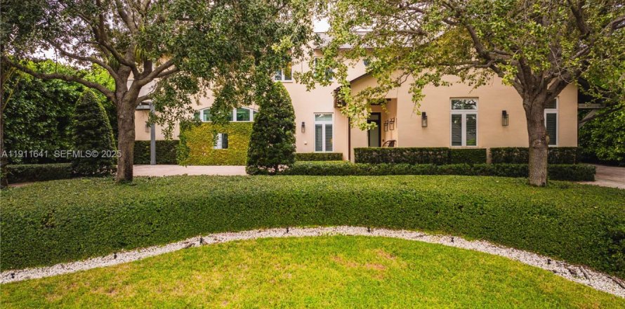 House in Coral Gables, Florida 5 bedrooms, 485.88 sq.m. № 1977428