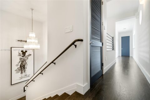 House in Coral Gables, Florida 5 bedrooms, 485.88 sq.m. № 1977428 - photo 27