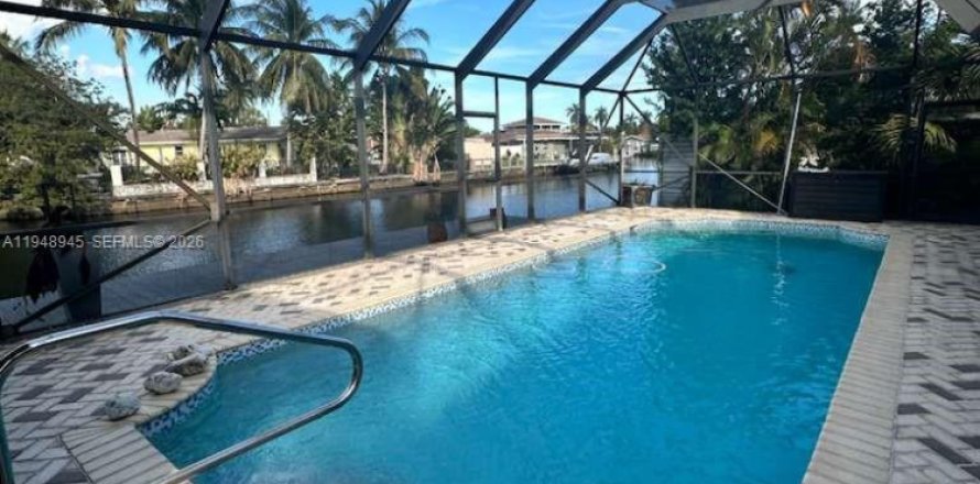 House in Hollywood, Florida 3 bedrooms, 128.86 sq.m. № 2062086