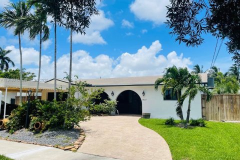 House in Hollywood, Florida 3 bedrooms, 128.86 sq.m. № 2062086 - photo 2