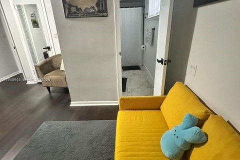 House in Hollywood, Florida 3 bedrooms, 128.86 sq.m. № 2062086 - photo 19