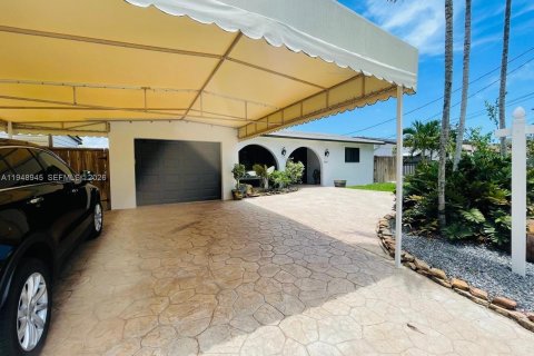 House in Hollywood, Florida 3 bedrooms, 128.86 sq.m. № 2062086 - photo 6