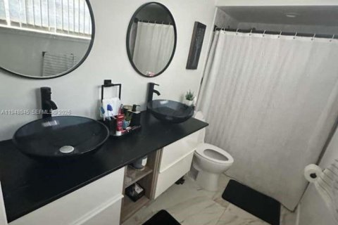 House in Hollywood, Florida 3 bedrooms, 128.86 sq.m. № 2062086 - photo 29