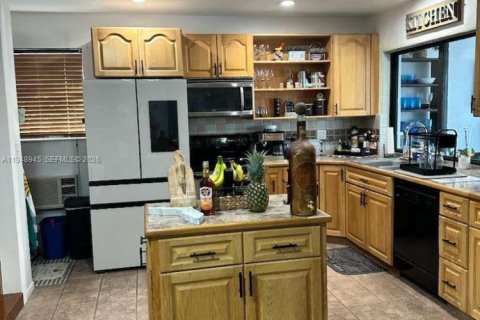 House in Hollywood, Florida 3 bedrooms, 128.86 sq.m. № 2062086 - photo 23