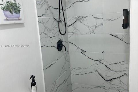 House in Hollywood, Florida 3 bedrooms, 128.86 sq.m. № 2062086 - photo 17