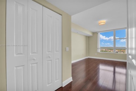 Condo in Sunrise, Florida, 2 bedrooms  № 2169383 - photo 24