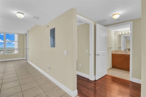 Condo in Sunrise, Florida, 2 bedrooms  № 2169383 - photo 18
