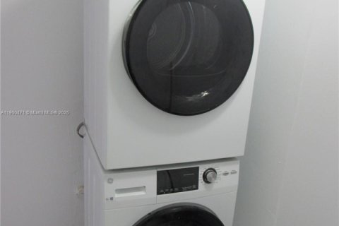 Condominio en alquiler en Hialeah, Florida, 2 dormitorios, 75.44 m2 № 1951958 - foto 7