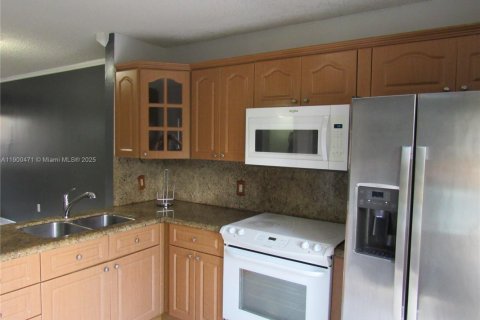 Condominio en alquiler en Hialeah, Florida, 2 dormitorios, 75.44 m2 № 1951958 - foto 6
