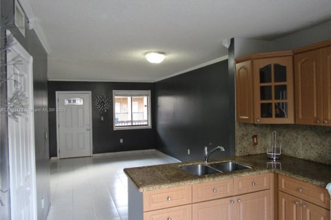 Condominio en alquiler en Hialeah, Florida, 2 dormitorios, 75.44 m2 № 1951958 - foto 5