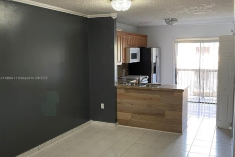 Condominio en alquiler en Hialeah, Florida, 2 dormitorios, 75.44 m2 № 1951958 - foto 4
