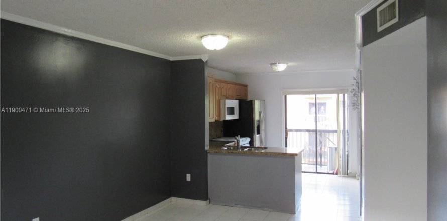 Condominio en Hialeah, Florida, 2 dormitorios  № 1951958