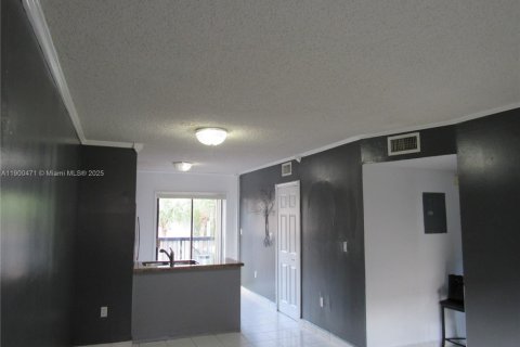 Condominio en alquiler en Hialeah, Florida, 2 dormitorios, 75.44 m2 № 1951958 - foto 2