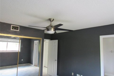 Condominio en alquiler en Hialeah, Florida, 2 dormitorios, 75.44 m2 № 1951958 - foto 9