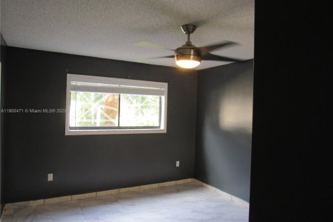 Condominio en alquiler en Hialeah, Florida, 2 dormitorios, 75.44 m2 № 1951958 - foto 15