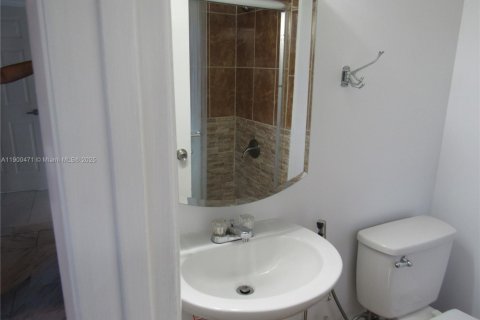 Condominio en alquiler en Hialeah, Florida, 2 dormitorios, 75.44 m2 № 1951958 - foto 12