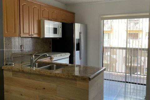 Condominio en alquiler en Hialeah, Florida, 2 dormitorios, 75.44 m2 № 1951958 - foto 3
