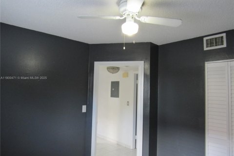 Condominio en alquiler en Hialeah, Florida, 2 dormitorios, 75.44 m2 № 1951958 - foto 16