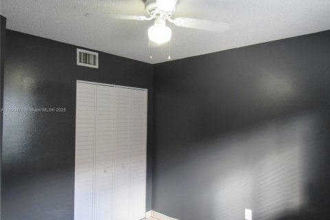 Condominio en alquiler en Hialeah, Florida, 2 dormitorios, 75.44 m2 № 1951958 - foto 17