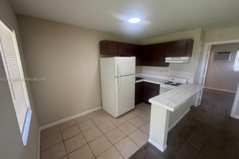 Condo in Oakland Park, Florida, 1 bedroom  № 2171945